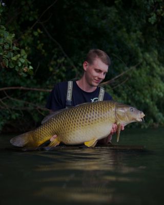Koncem září 🍂 jsem vyrazil na pár nocí k vodě. Aktivita ryb byla téměř nulová , a tak jsem sáhl do „šuplíku" pro dip a...